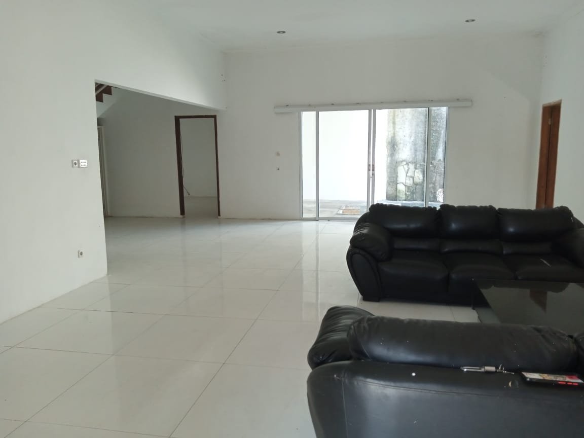 DIJUAL RUMAH DENGAN KOLAM RENANG DI CISARANTEN KULON