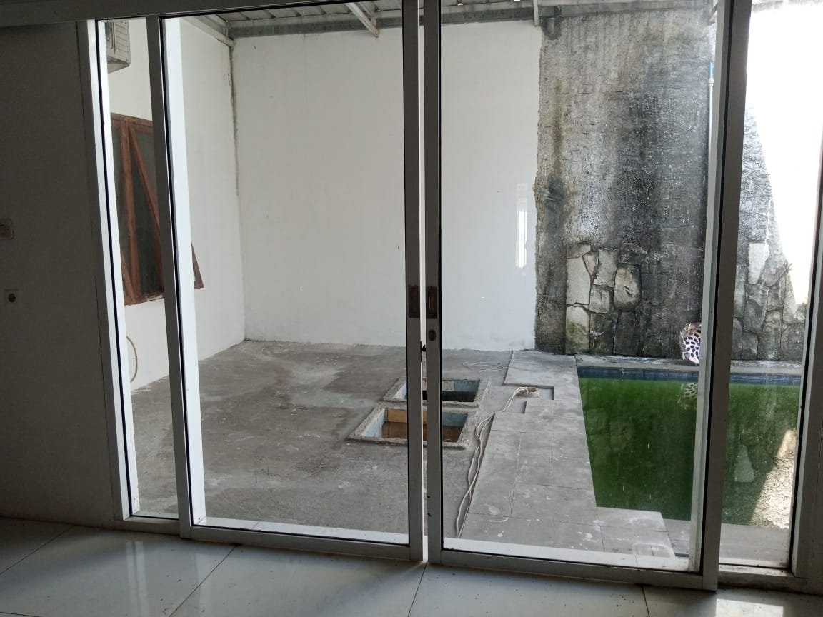 DIJUAL RUMAH DENGAN KOLAM RENANG DI CISARANTEN KULON