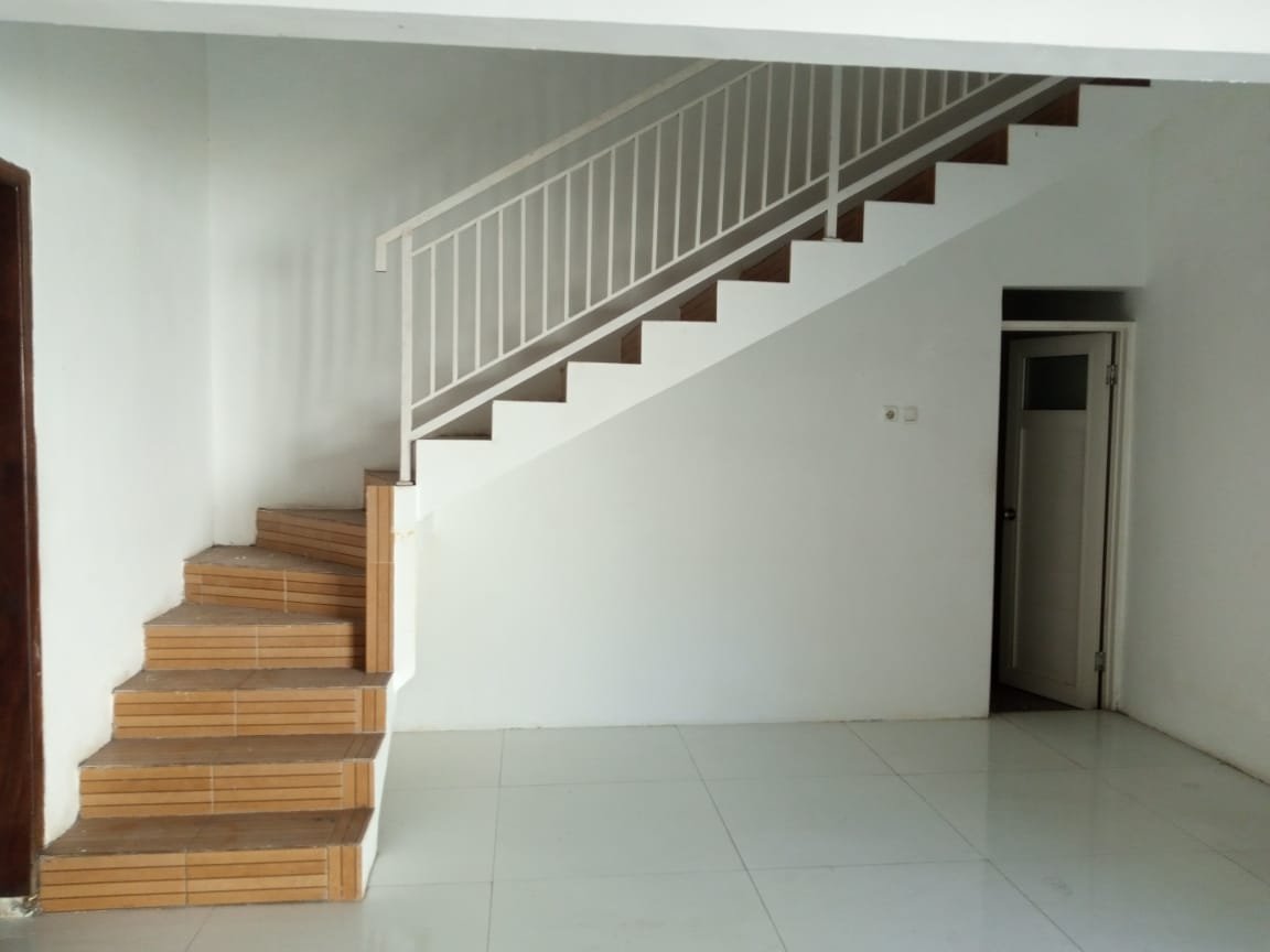 DIJUAL RUMAH DENGAN KOLAM RENANG DI CISARANTEN KULON