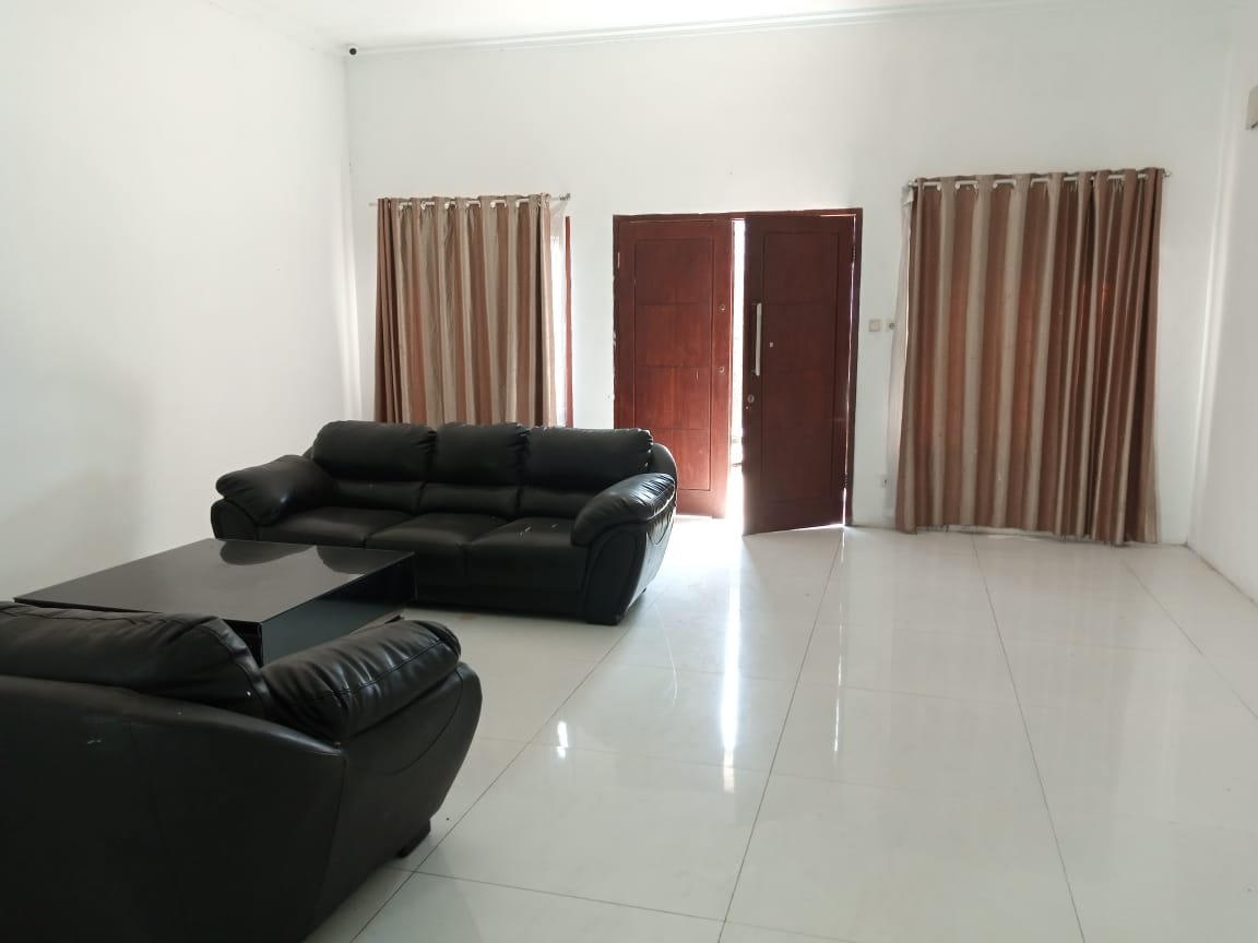 DIJUAL RUMAH DENGAN KOLAM RENANG DI CISARANTEN KULON