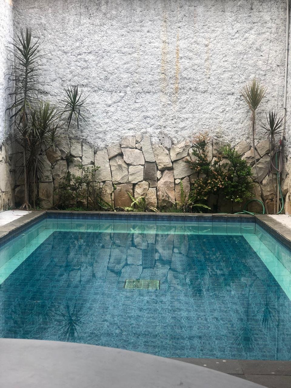 DIJUAL RUMAH DENGAN KOLAM RENANG DI CISARANTEN KULON